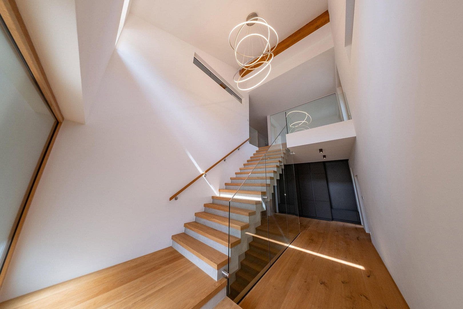 Prodej domu 260 m², pozemek 1.080 m², Karlsruhe, Bádensko-Württembersko Prodej domu 260 m², pozemek 1.080 m², Karlsruhe, Bádensko-Württembersko