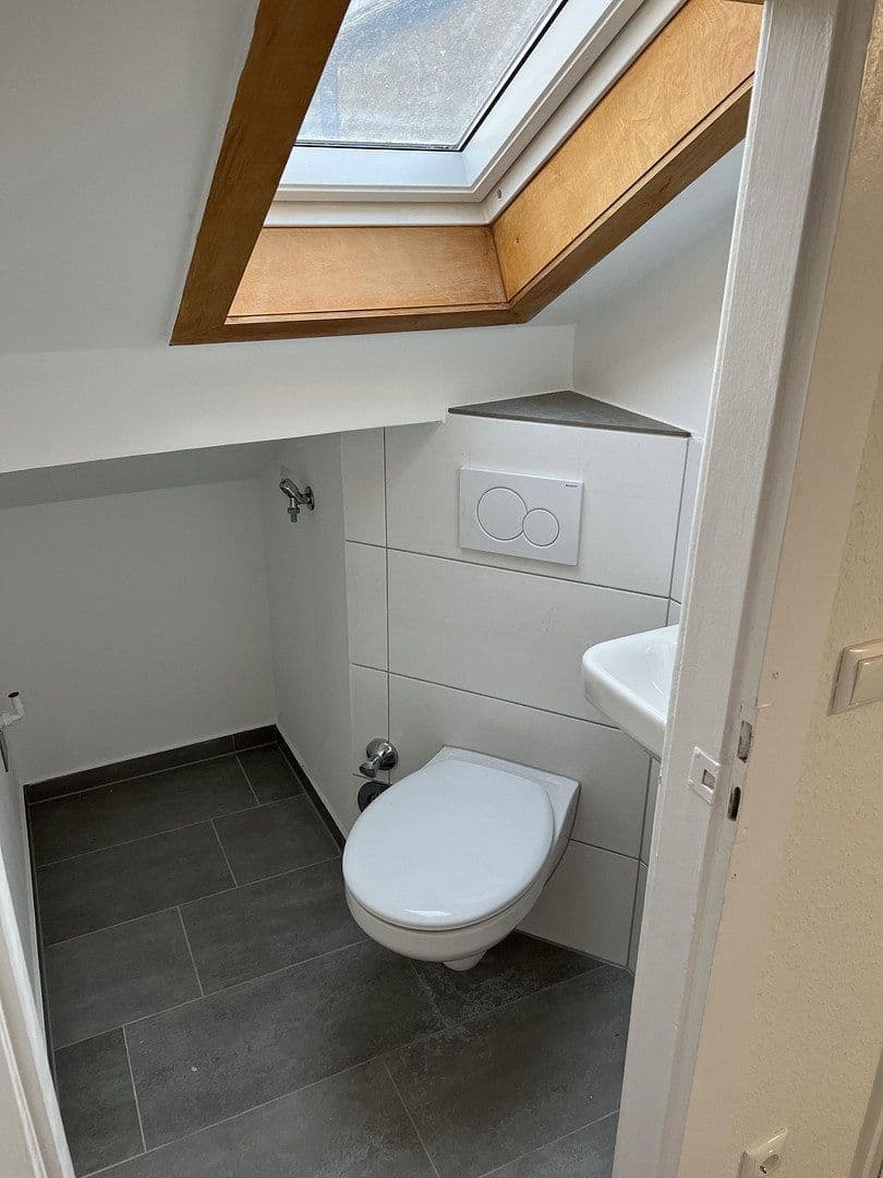 Pronájem bytu 2+1 38 m², Rauenthaler Straße 7, Wiesbaden, Hessen Pronájem bytu 2+1 38 m², Rauenthaler Straße 7, Wiesbaden, Hessen