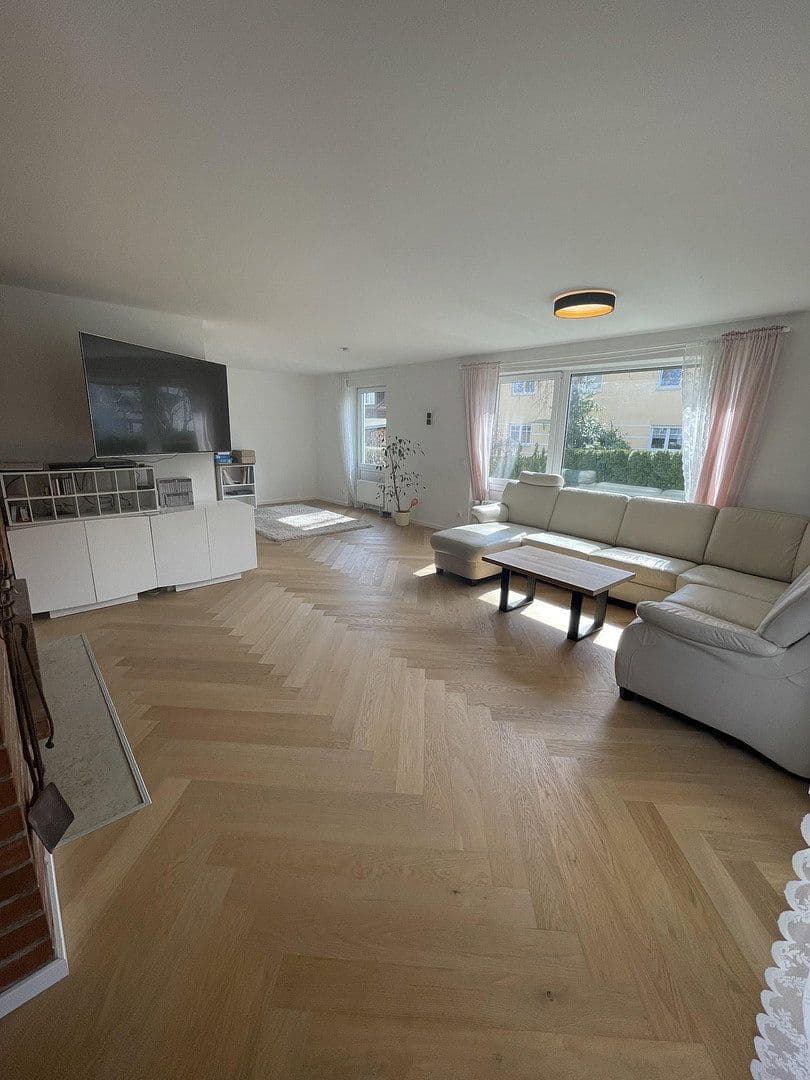 Pronájem domu 200 m², pozemek 479 m², Gröbenzell, Bavorsko Pronájem domu 200 m², pozemek 479 m², Gröbenzell, Bavorsko