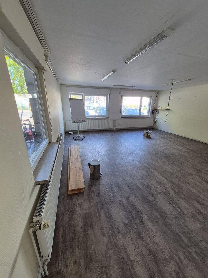 Prodej nebytového prostoru 875 m², Metjendorfer Landstraße 28, Wiefelstede, Dolní Sasko Prodej nebytového prostoru 875 m², Metjendorfer Landstraße 28, Wiefelstede, Dolní Sasko