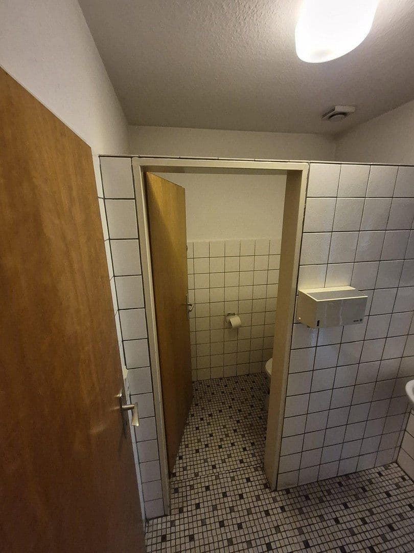 Prodej nebytového prostoru 875 m², Metjendorfer Landstraße 28, Wiefelstede, Dolní Sasko Prodej nebytového prostoru 875 m², Metjendorfer Landstraße 28, Wiefelstede, Dolní Sasko