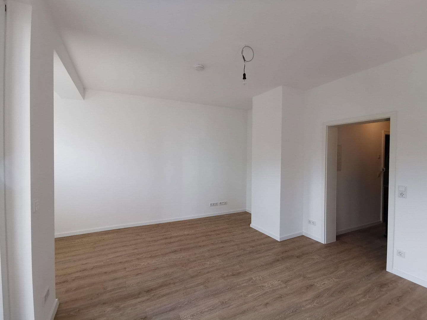 Pronájem bytu 1+1 30 m², Düsseldorf, Severní Porýní-Vestfálsko Pronájem bytu 1+1 30 m², Düsseldorf, Severní Porýní-Vestfálsko