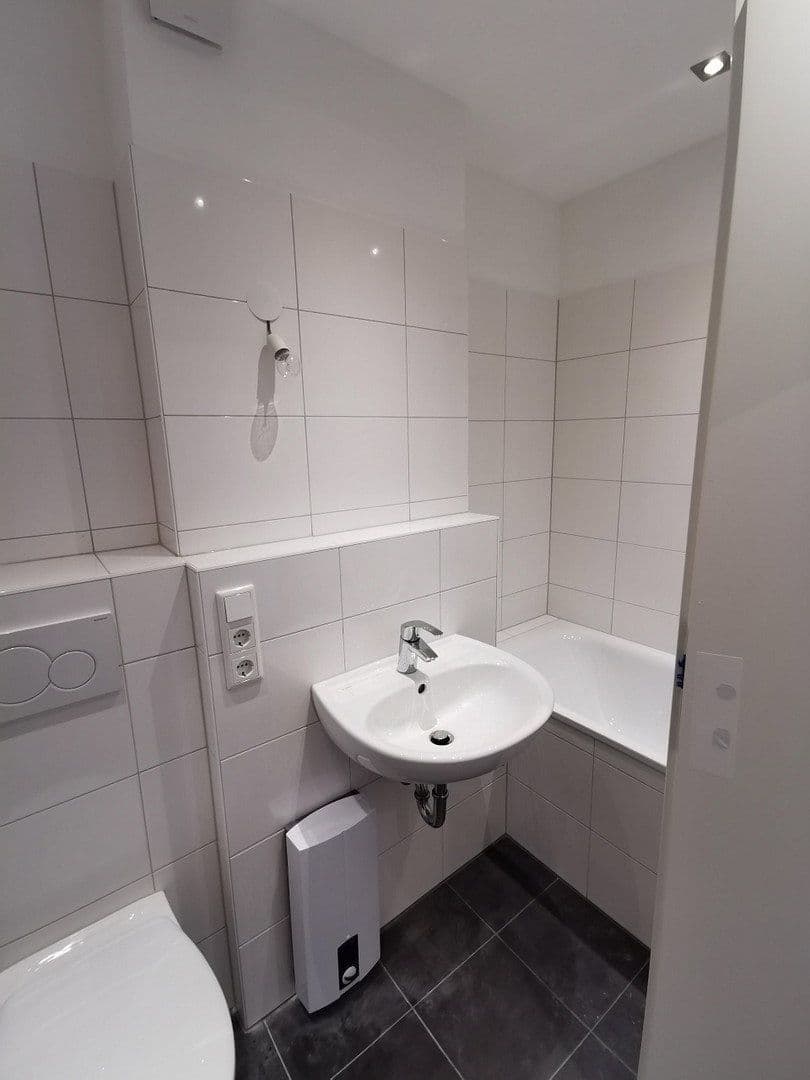 Pronájem bytu 1+1 30 m², Düsseldorf, Severní Porýní-Vestfálsko Pronájem bytu 1+1 30 m², Düsseldorf, Severní Porýní-Vestfálsko