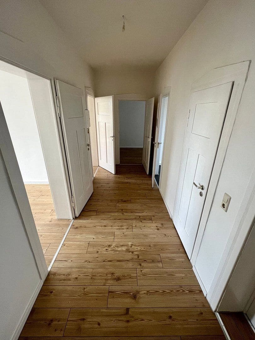 Pronájem bytu 3+1 78 m², Ernst-Thälmann-Straße 17, Hainichen, Sasko Pronájem bytu 3+1 78 m², Ernst-Thälmann-Straße 17, Hainichen, Sasko