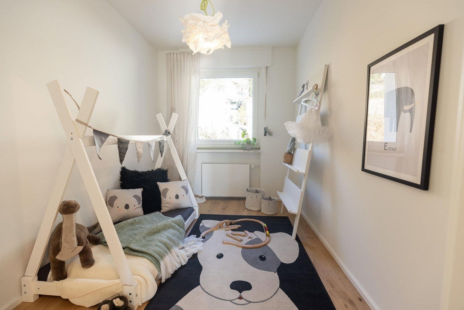 Pronájem bytu 3+1 91 m², Düsseldorf, Severní Porýní-Vestfálsko Pronájem bytu 3+1 91 m², Düsseldorf, Severní Porýní-Vestfálsko