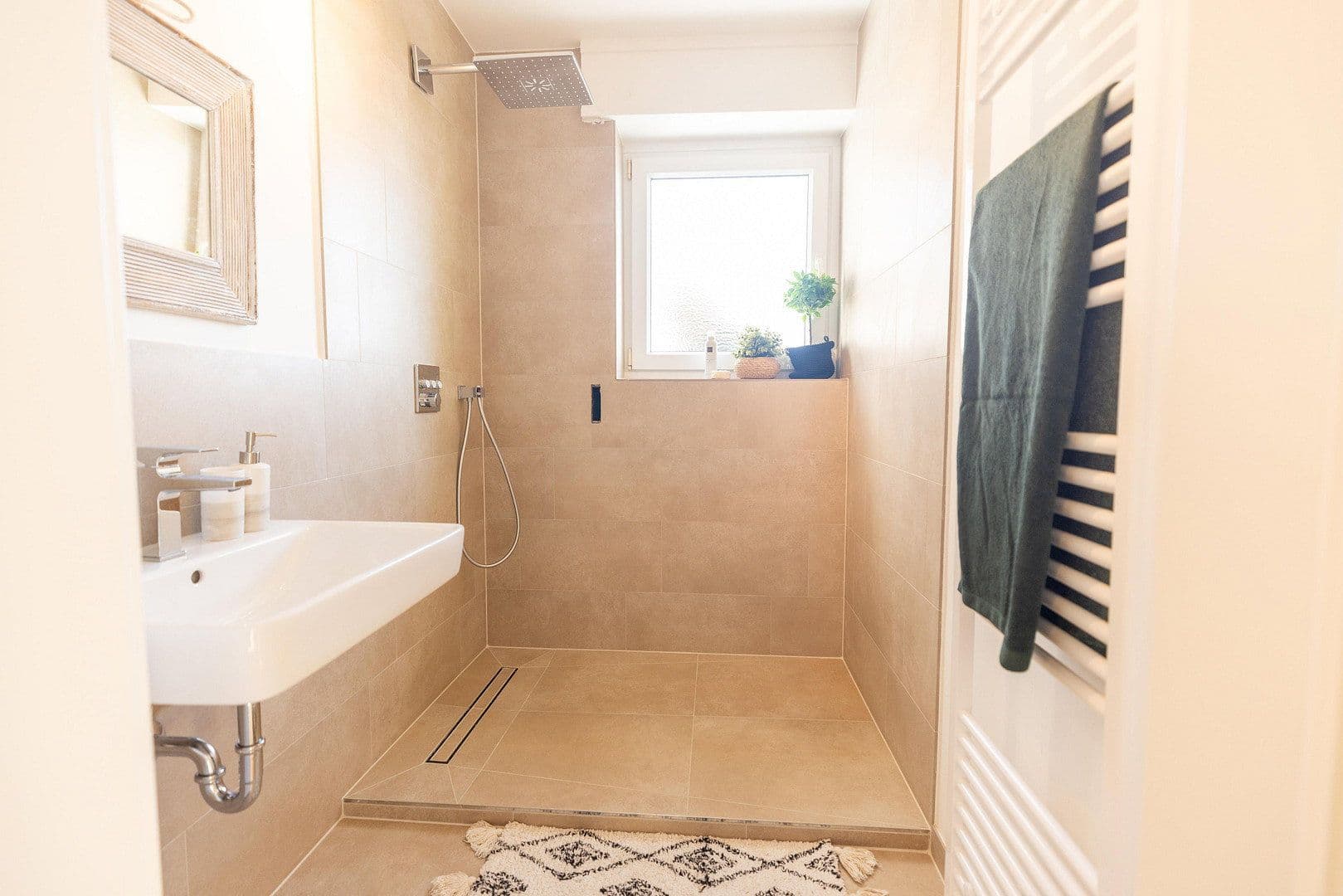 Pronájem bytu 3+1 91 m², Düsseldorf, Severní Porýní-Vestfálsko Pronájem bytu 3+1 91 m², Düsseldorf, Severní Porýní-Vestfálsko