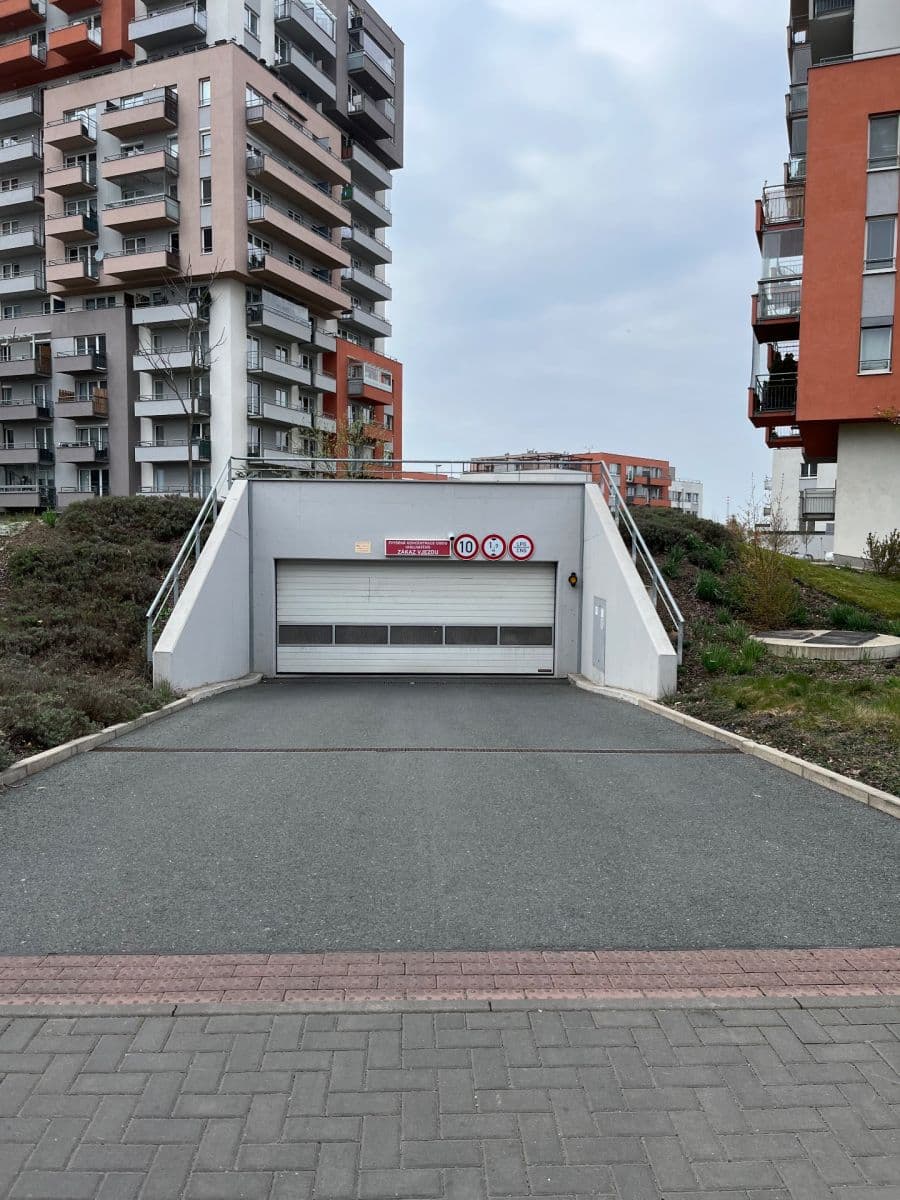 Pronájem garáže 12 m², Hlučkova, Praha, Praha Pronájem garáže 12 m², Hlučkova, Praha, Praha