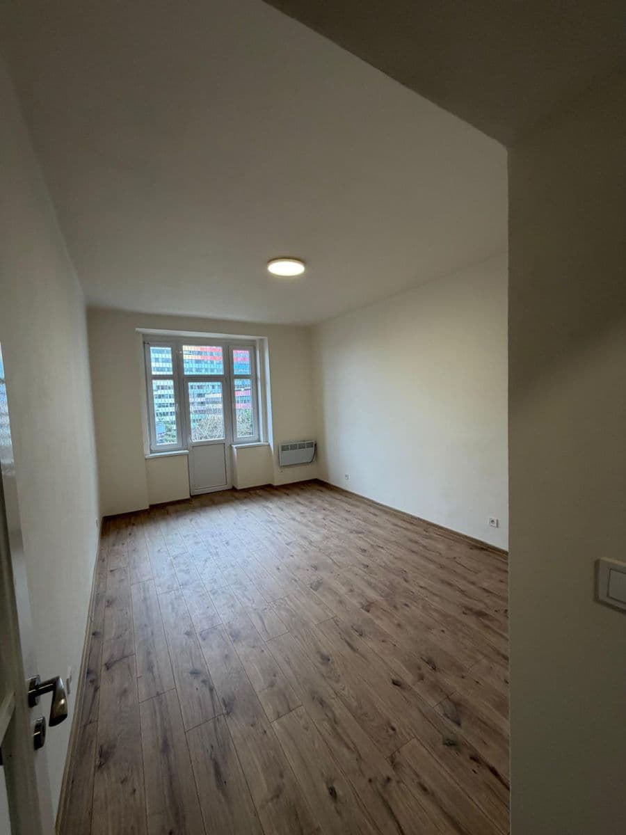 Pronájem bytu 2+kk 56 m², 28. pluku, Praha, Praha Pronájem bytu 2+kk 56 m², 28. pluku, Praha, Praha