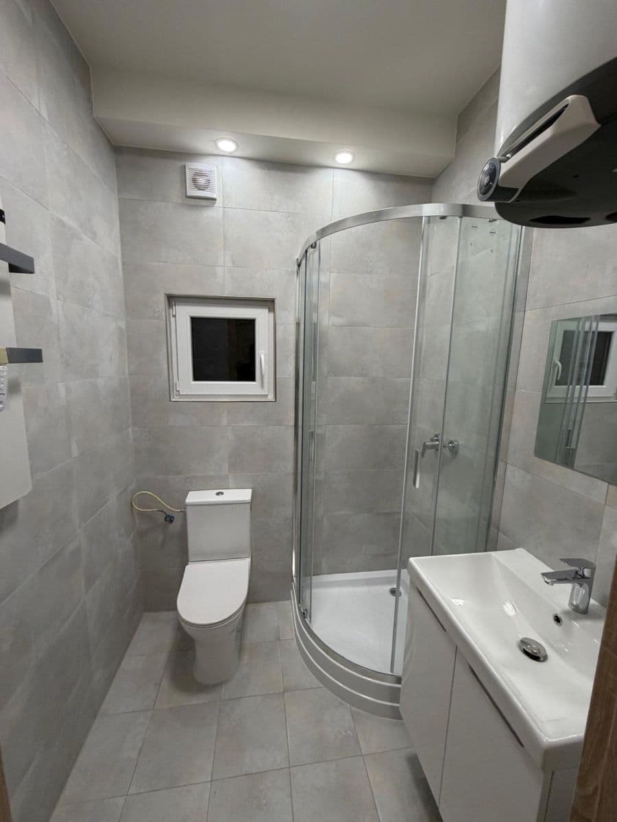 Pronájem bytu 2+kk 56 m², 28. pluku, Praha, Praha Pronájem bytu 2+kk 56 m², 28. pluku, Praha, Praha