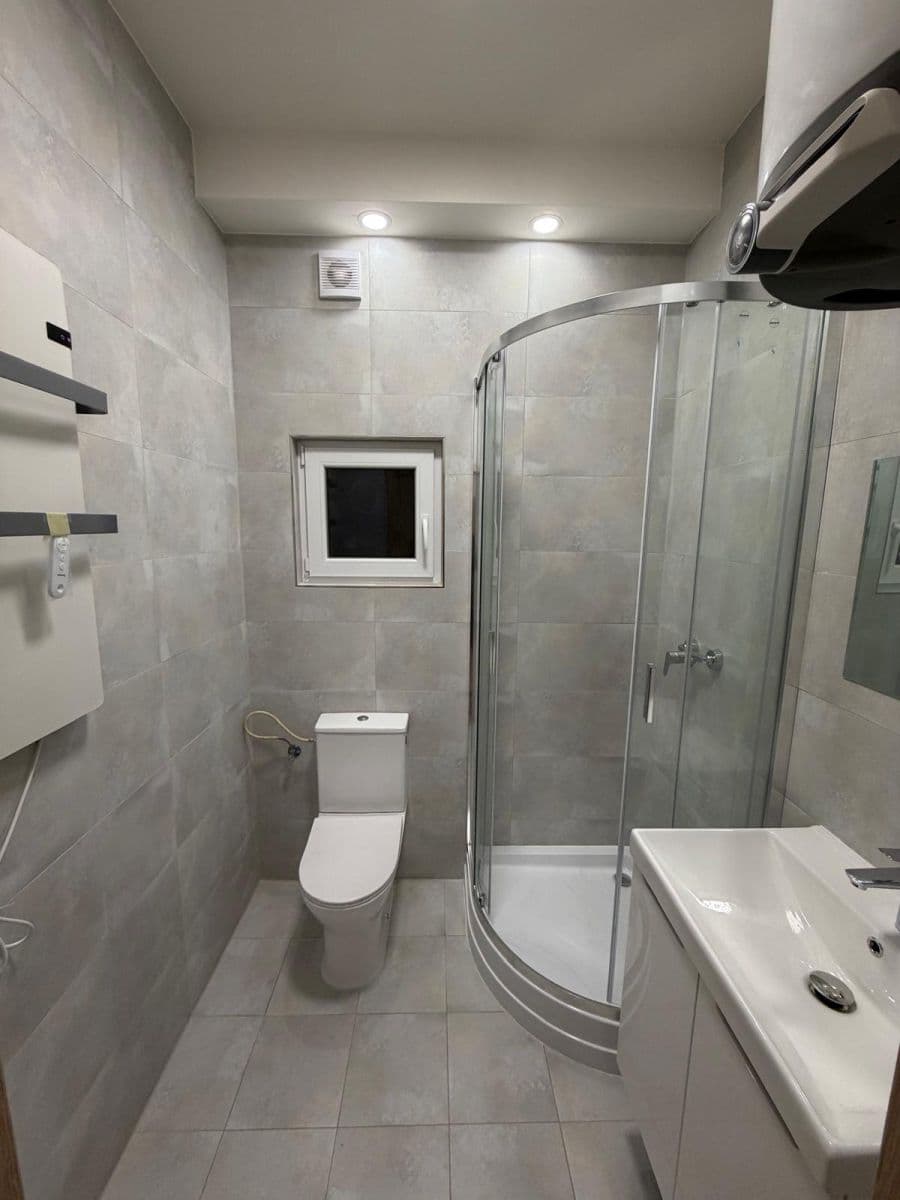 Pronájem bytu 2+kk 56 m², 28. pluku, Praha, Praha Pronájem bytu 2+kk 56 m², 28. pluku, Praha, Praha