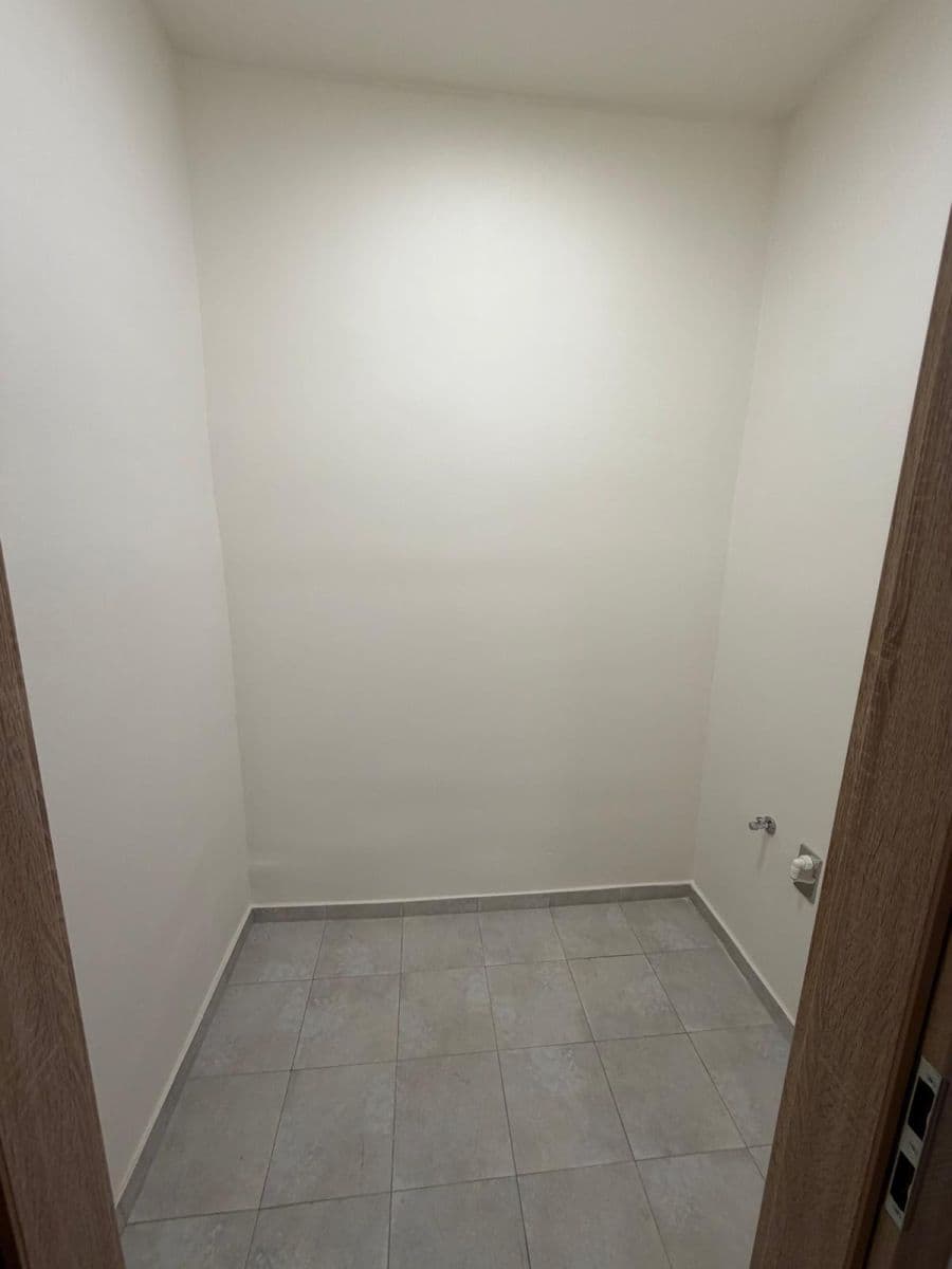 Pronájem bytu 2+kk 56 m², 28. pluku, Praha, Praha Pronájem bytu 2+kk 56 m², 28. pluku, Praha, Praha