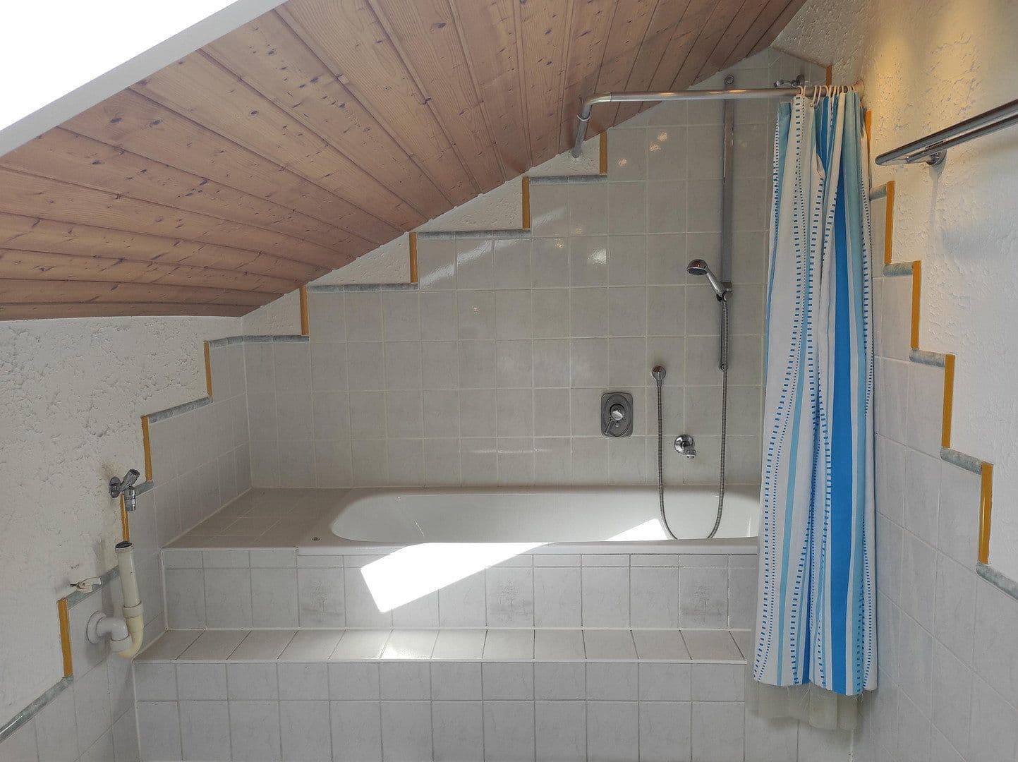 Prodej domu 330 m², pozemek 939 m², Kirchheim unter Teck, Bádensko-Württembersko Prodej domu 330 m², pozemek 939 m², Kirchheim unter Teck, Bádensko-Württembersko