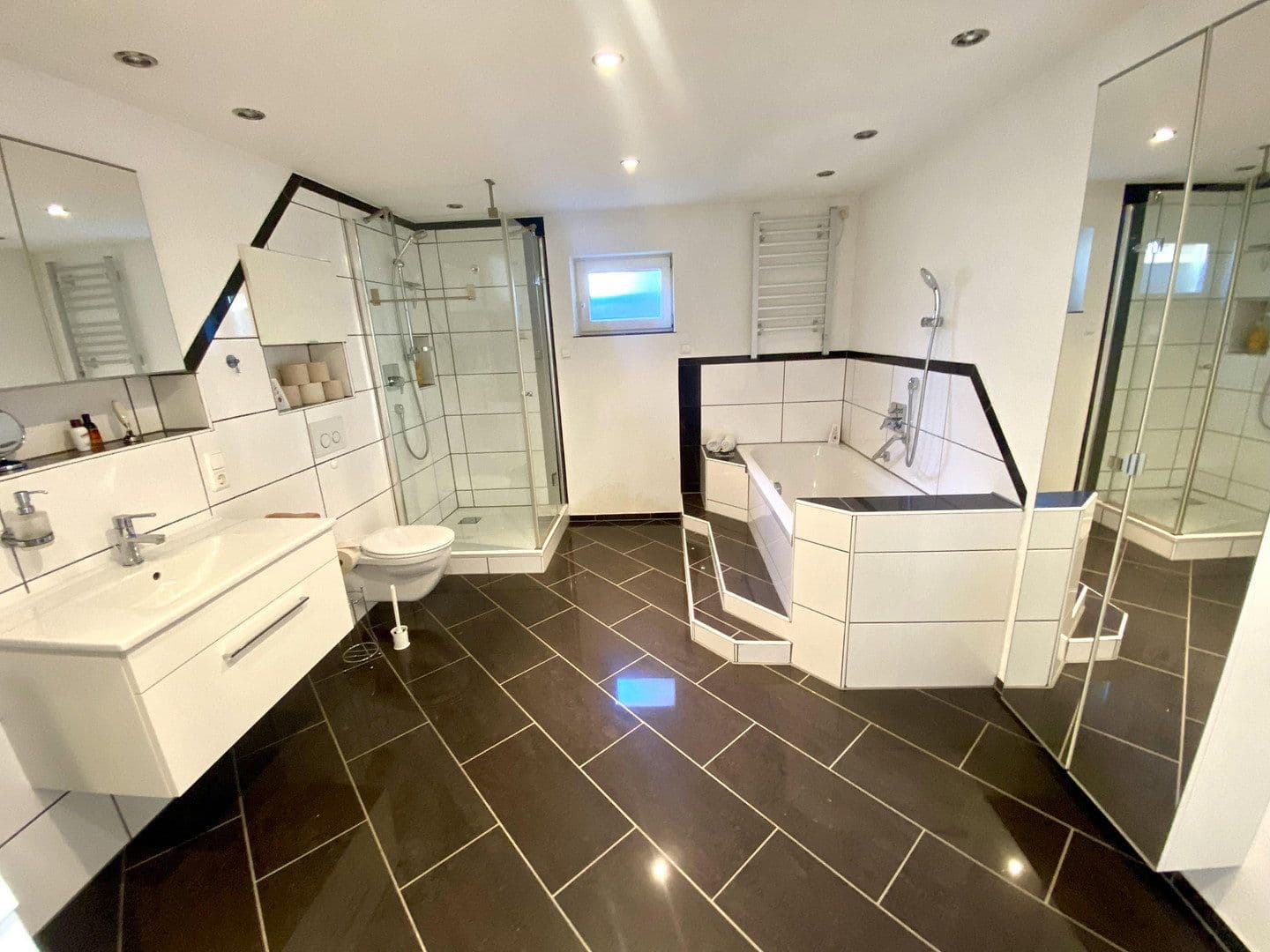 Prodej domu 205 m², pozemek 560 m², Haselweg 3, Jestetten, Bádensko-Württembersko Prodej domu 205 m², pozemek 560 m², Haselweg 3, Jestetten, Bádensko-Württembersko