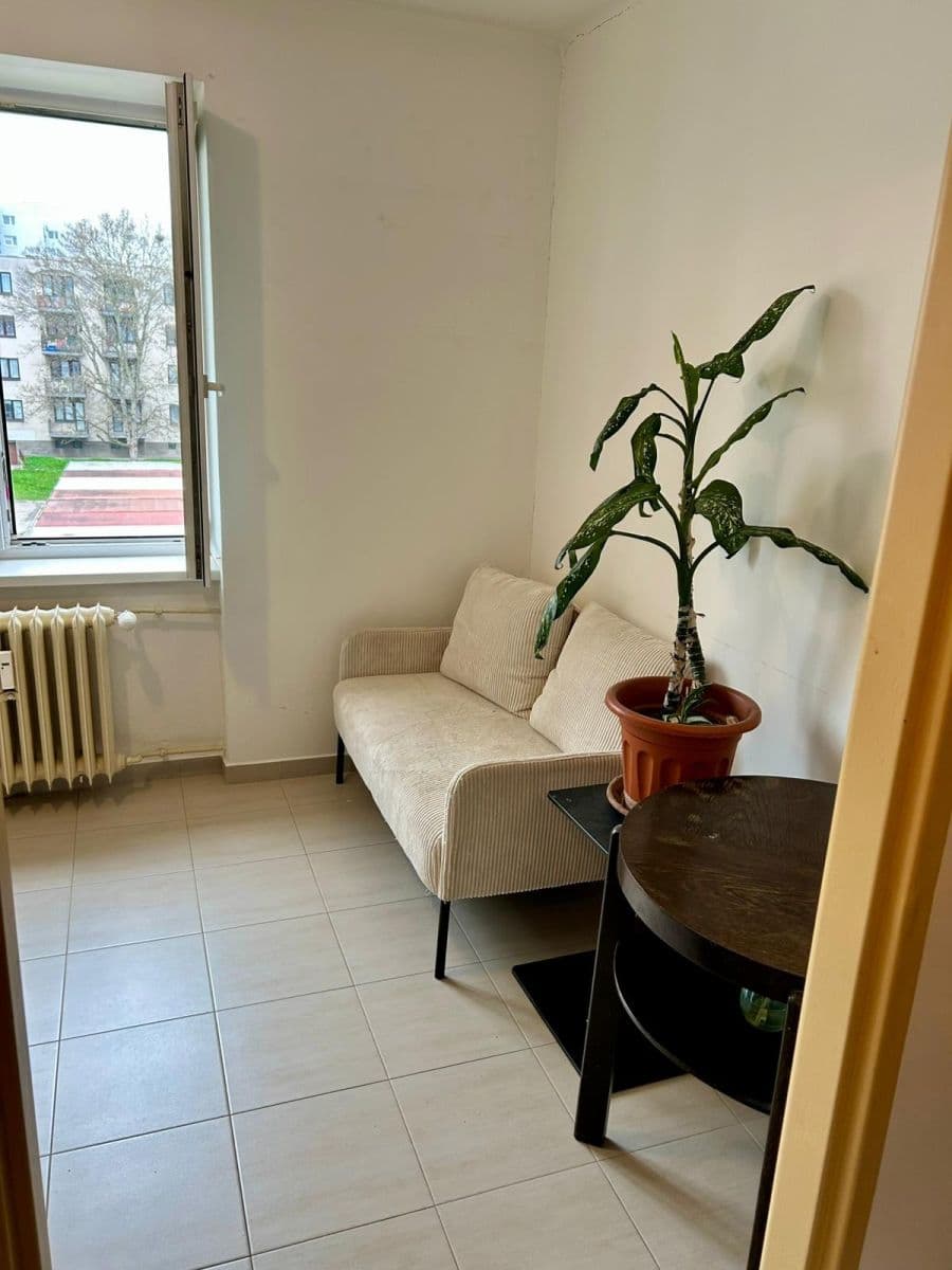 Pronájem bytu 1+1 35 m², Na Okrouhlíku, Pardubice, Pardubický kraj Pronájem bytu 1+1 35 m², Na Okrouhlíku, Pardubice, Pardubický kraj