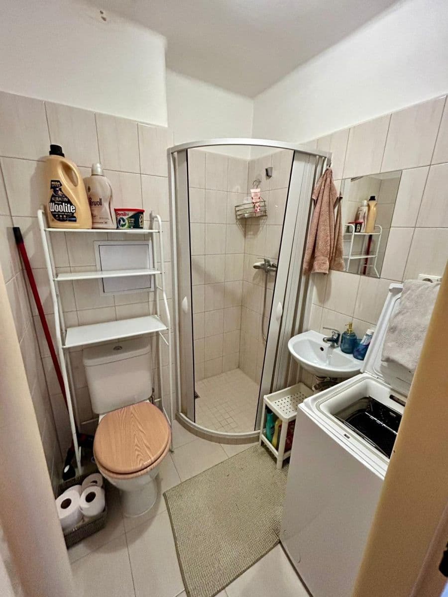 Pronájem bytu 1+1 35 m², Na Okrouhlíku, Pardubice, Pardubický kraj Pronájem bytu 1+1 35 m², Na Okrouhlíku, Pardubice, Pardubický kraj