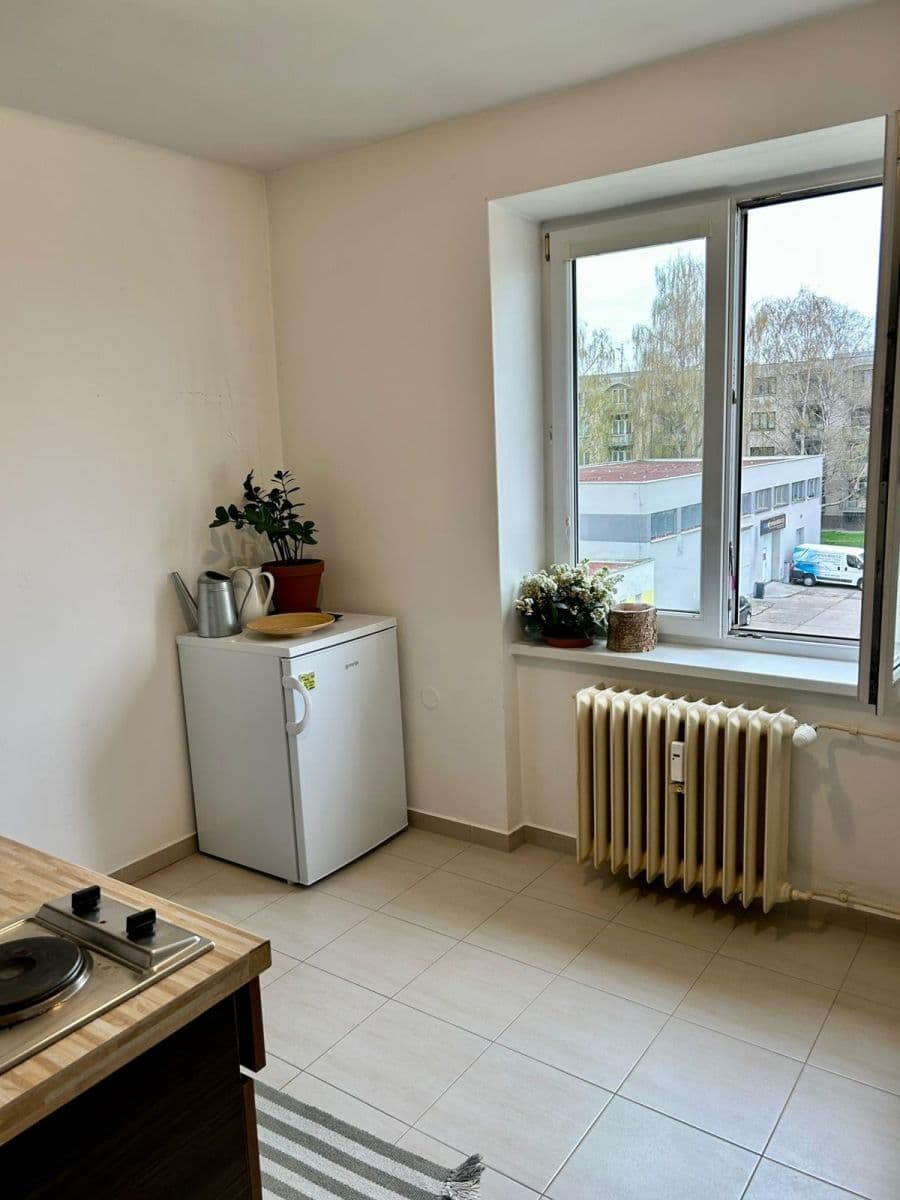 Pronájem bytu 1+1 35 m², Na Okrouhlíku, Pardubice, Pardubický kraj Pronájem bytu 1+1 35 m², Na Okrouhlíku, Pardubice, Pardubický kraj