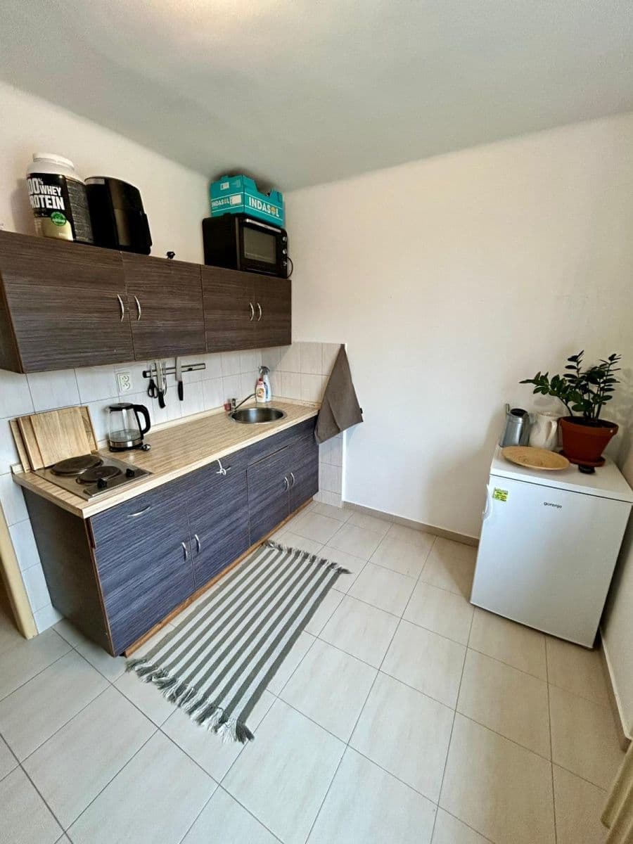 Pronájem bytu 1+1 35 m², Na Okrouhlíku, Pardubice, Pardubický kraj Pronájem bytu 1+1 35 m², Na Okrouhlíku, Pardubice, Pardubický kraj