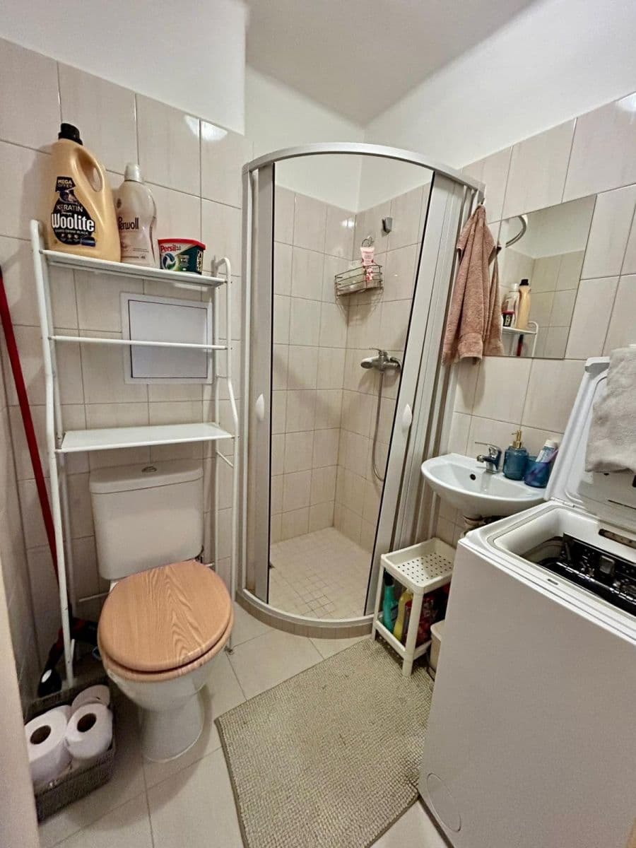 Pronájem bytu 1+1 35 m², Na Okrouhlíku, Pardubice, Pardubický kraj Pronájem bytu 1+1 35 m², Na Okrouhlíku, Pardubice, Pardubický kraj