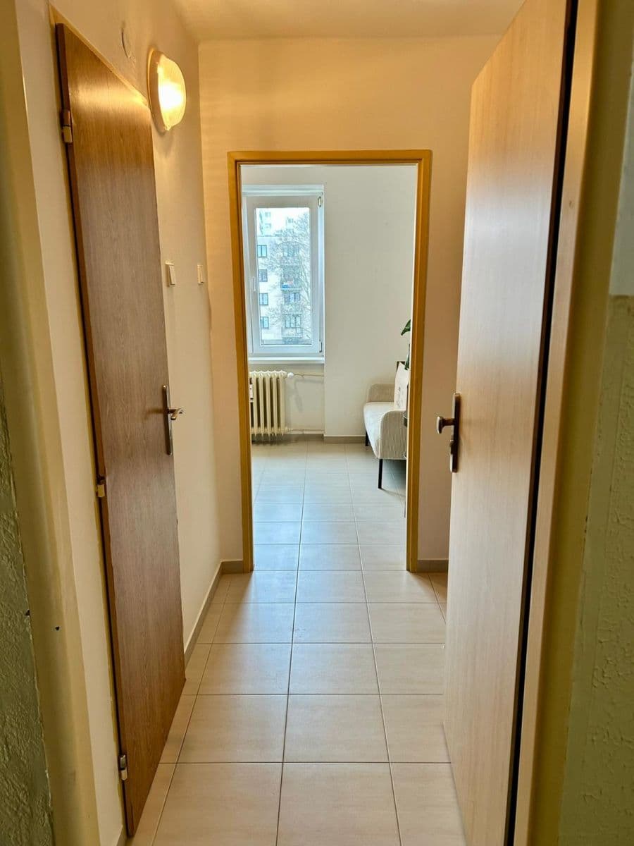 Pronájem bytu 1+1 35 m², Na Okrouhlíku, Pardubice, Pardubický kraj Pronájem bytu 1+1 35 m², Na Okrouhlíku, Pardubice, Pardubický kraj