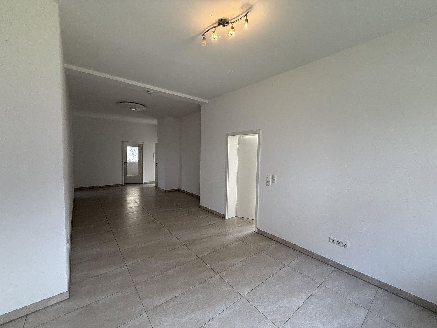 Pronájem bytu 3+1 90 m², Friesenstraße 8, Augsburg, Bavorsko Pronájem bytu 3+1 90 m², Friesenstraße 8, Augsburg, Bavorsko