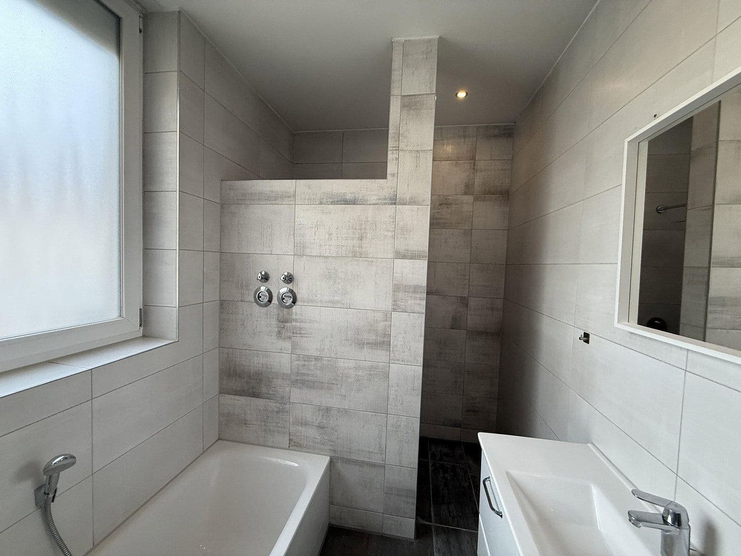 Pronájem bytu 3+1 90 m², Friesenstraße 8, Augsburg, Bavorsko Pronájem bytu 3+1 90 m², Friesenstraße 8, Augsburg, Bavorsko