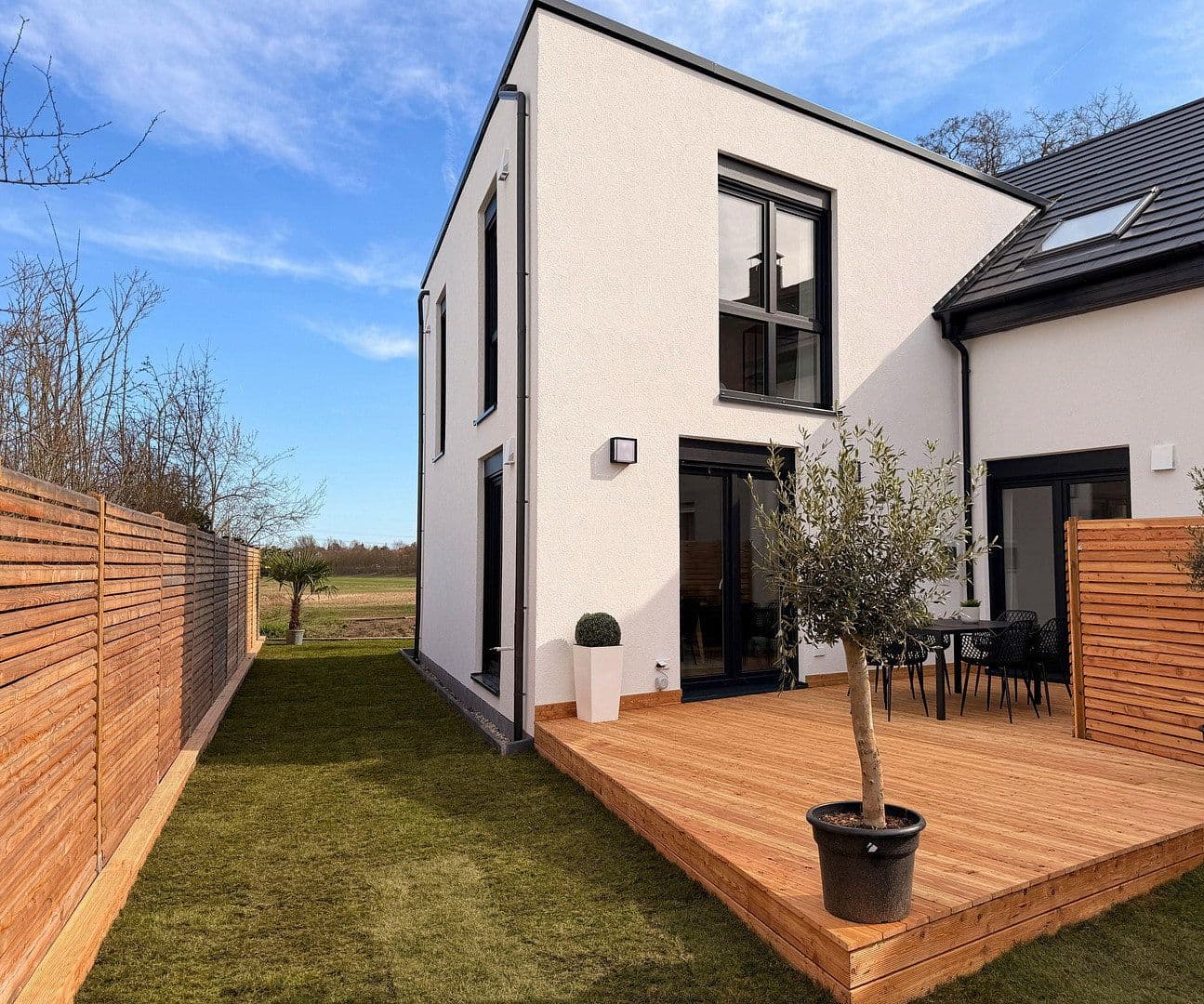 Prodej domu 161 m², pozemek 318 m², Erlangen, Bavorsko Prodej domu 161 m², pozemek 318 m², Erlangen, Bavorsko