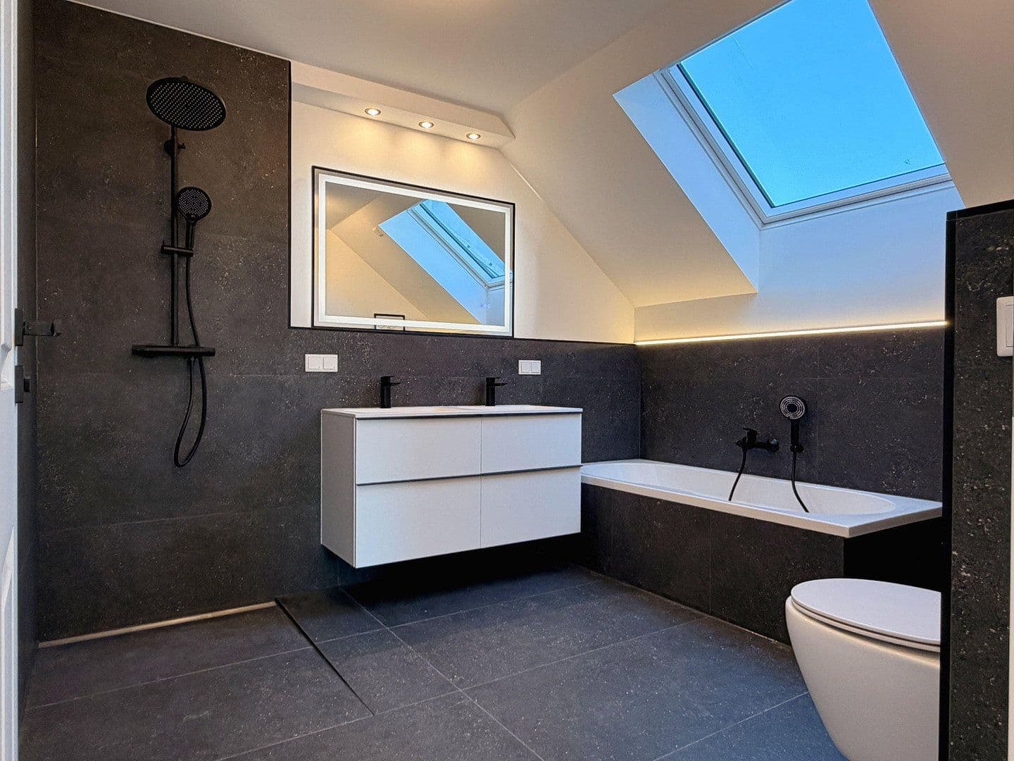 Prodej domu 161 m², pozemek 318 m², Erlangen, Bavorsko Prodej domu 161 m², pozemek 318 m², Erlangen, Bavorsko