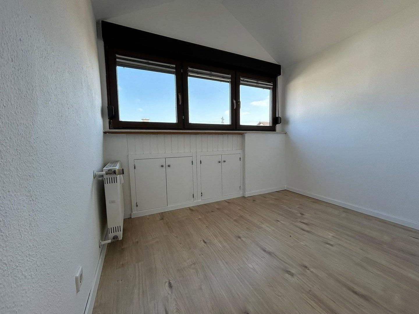 Pronájem bytu 3+1 74 m², Röngtenstr. 10, Karlsdorf-Neuthard, Bádensko-Württembersko Pronájem bytu 3+1 74 m², Röngtenstr. 10, Karlsdorf-Neuthard, Bádensko-Württembersko