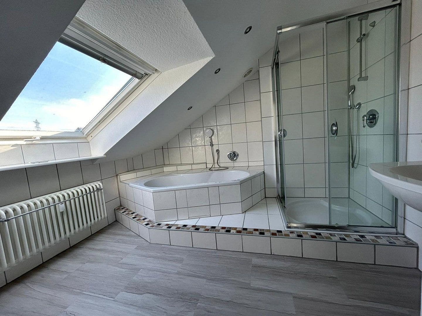 Pronájem bytu 3+1 74 m², Röngtenstr. 10, Karlsdorf-Neuthard, Bádensko-Württembersko Pronájem bytu 3+1 74 m², Röngtenstr. 10, Karlsdorf-Neuthard, Bádensko-Württembersko