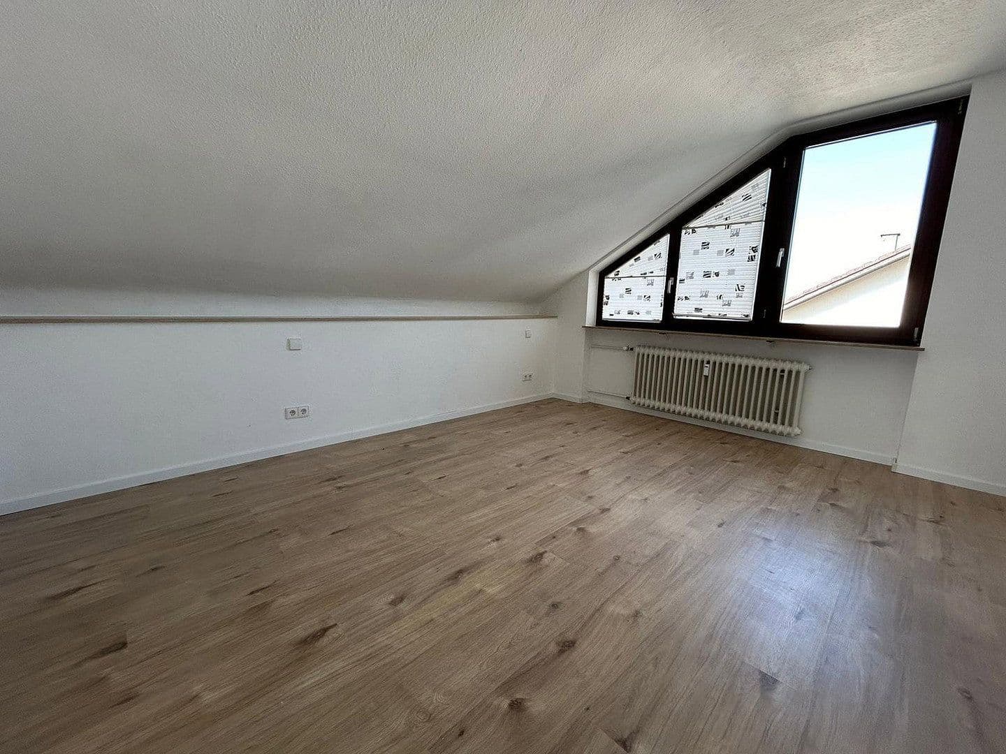 Pronájem bytu 3+1 74 m², Röngtenstr. 10, Karlsdorf-Neuthard, Bádensko-Württembersko Pronájem bytu 3+1 74 m², Röngtenstr. 10, Karlsdorf-Neuthard, Bádensko-Württembersko