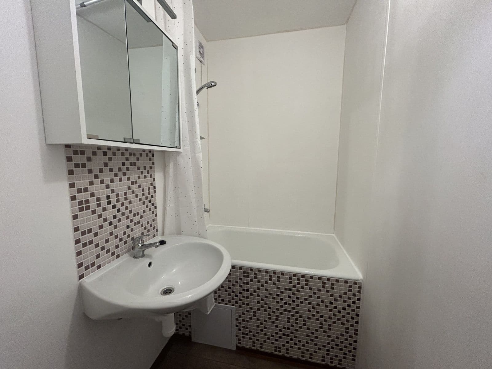 Pronájem bytu 1+kk 34 m², Křivenická, Praha, Praha Pronájem bytu 1+kk 34 m², Křivenická, Praha, Praha