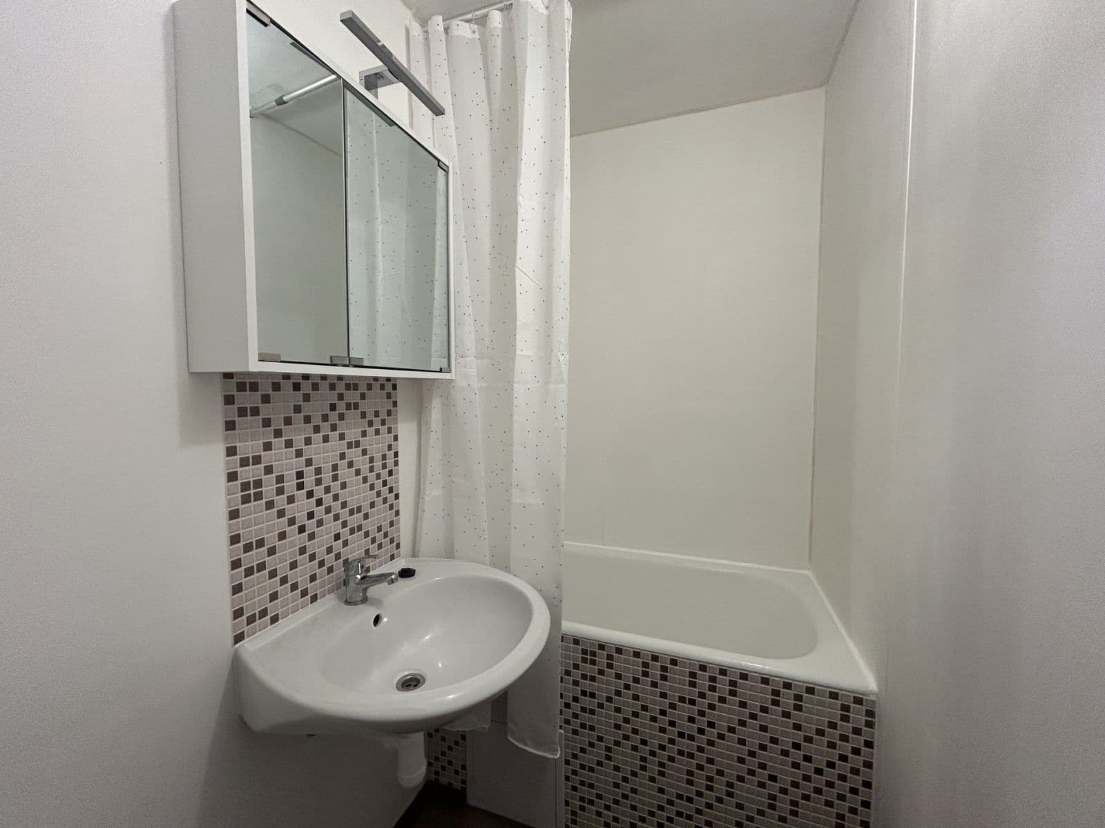 Pronájem bytu 1+kk 34 m², Křivenická, Praha, Praha Pronájem bytu 1+kk 34 m², Křivenická, Praha, Praha