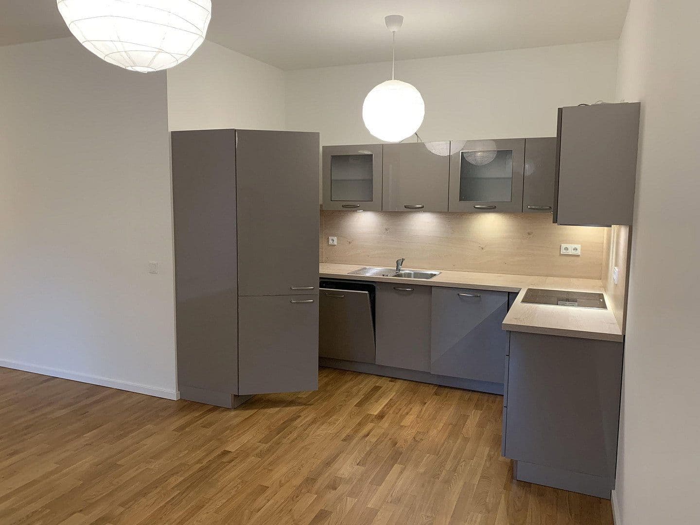 Pronájem bytu 3+1 84 m², Else-Lasker-Schüler-Str. 6, Berlin, Berlín Pronájem bytu 3+1 84 m², Else-Lasker-Schüler-Str. 6, Berlin, Berlín