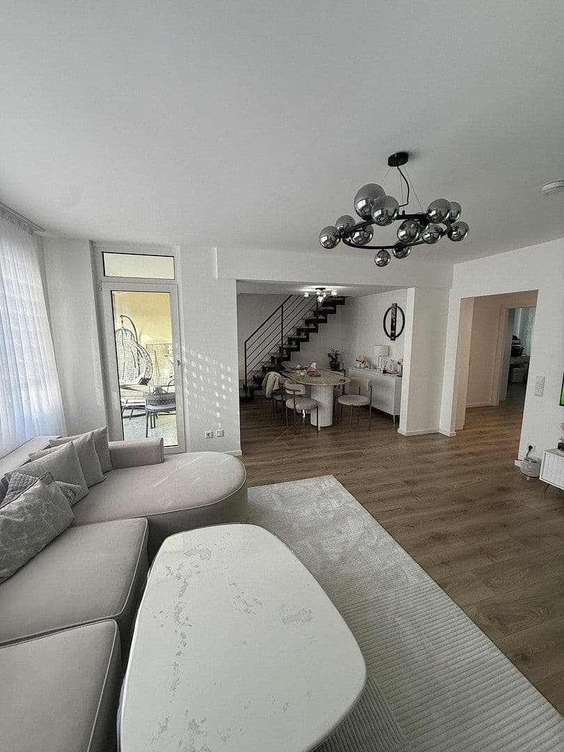 Pronájem bytu 5+1 125 m², Nosthoffenstraße 53, Düsseldorf, Severní Porýní-Vestfálsko Pronájem bytu 5+1 125 m², Nosthoffenstraße 53, Düsseldorf, Severní Porýní-Vestfálsko