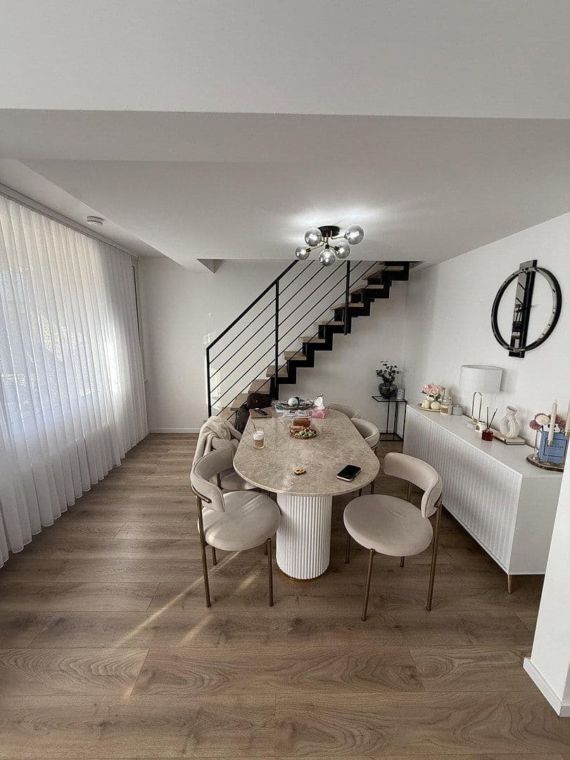 Pronájem bytu 5+1 125 m², Nosthoffenstraße 53, Düsseldorf, Severní Porýní-Vestfálsko Pronájem bytu 5+1 125 m², Nosthoffenstraße 53, Düsseldorf, Severní Porýní-Vestfálsko