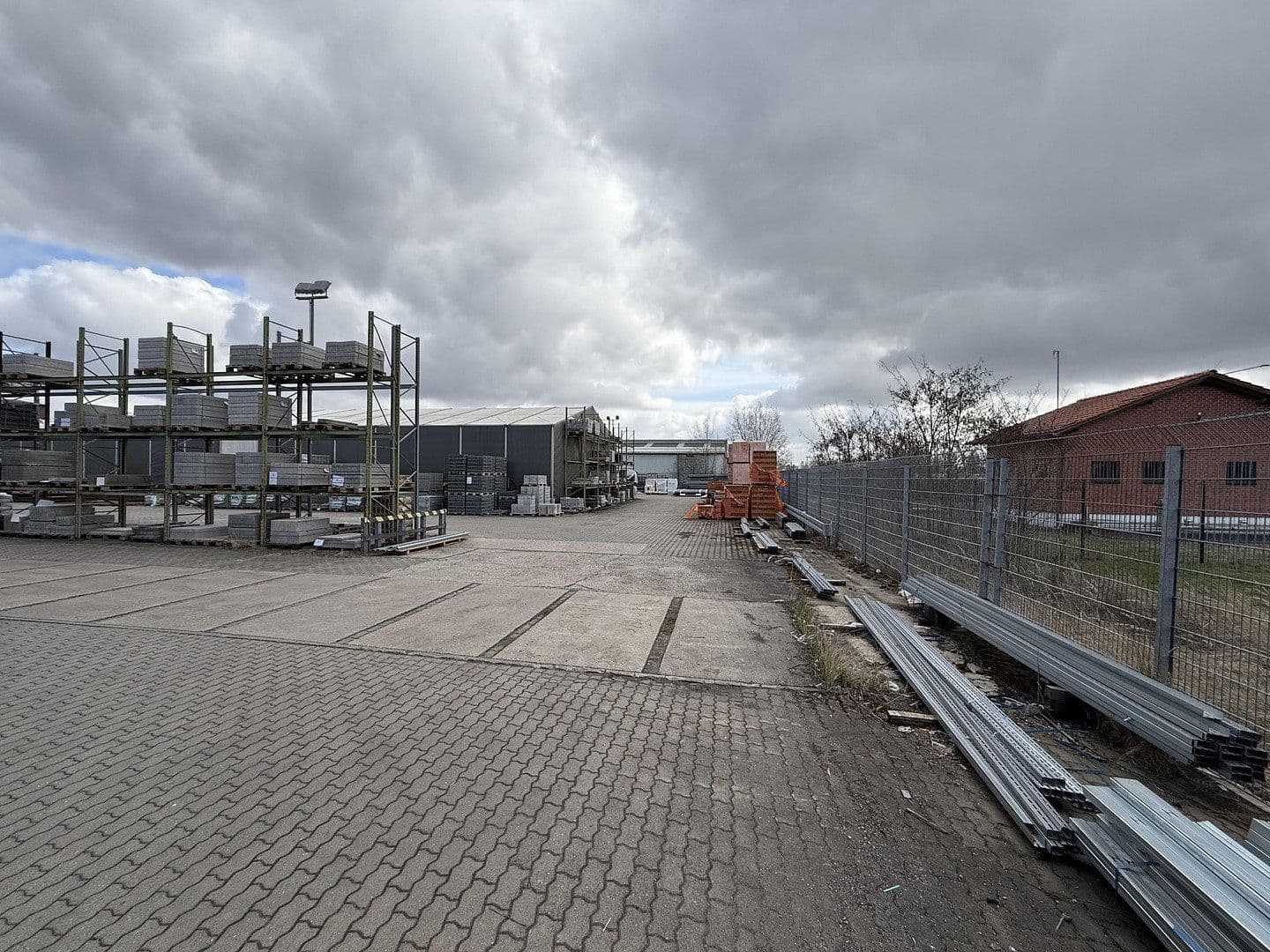 Prodej nebytového prostoru 12.188 m², Dämmstoffstraße 1, Bitterfeld-Wolfen, Sasko-Anhaltsko Prodej nebytového prostoru 12.188 m², Dämmstoffstraße 1, Bitterfeld-Wolfen, Sasko-Anhaltsko