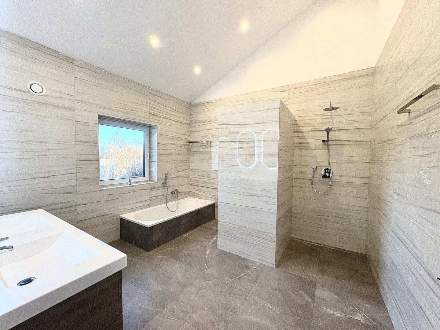 Pronájem bytu 4+kk 149 m², Dingolfing, Bavorsko Pronájem bytu 4+kk 149 m², Dingolfing, Bavorsko