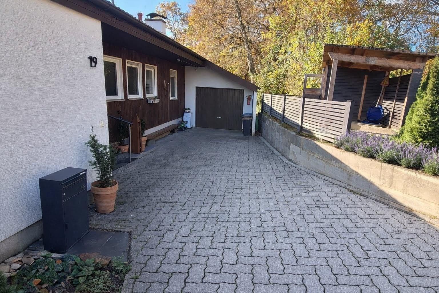 Prodej domu 192 m², pozemek 1.200 m², Am Hirtenbuckel 19, Bad Urach, Bádensko-Württembersko Prodej domu 192 m², pozemek 1.200 m², Am Hirtenbuckel 19, Bad Urach, Bádensko-Württembersko