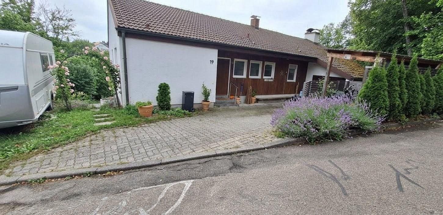 Prodej domu 192 m², pozemek 1.200 m², Am Hirtenbuckel 19, Bad Urach, Bádensko-Württembersko Prodej domu 192 m², pozemek 1.200 m², Am Hirtenbuckel 19, Bad Urach, Bádensko-Württembersko