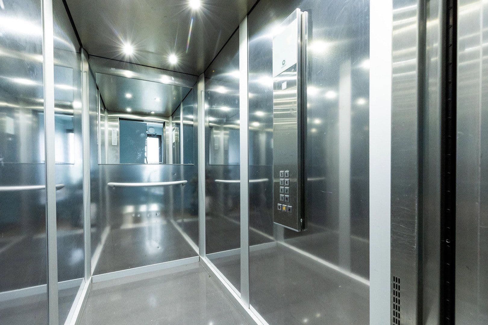 Pronájem bytu 1+1 40 m², Brückenstraße 17, Frankfurt, Hessen Pronájem bytu 1+1 40 m², Brückenstraße 17, Frankfurt, Hessen