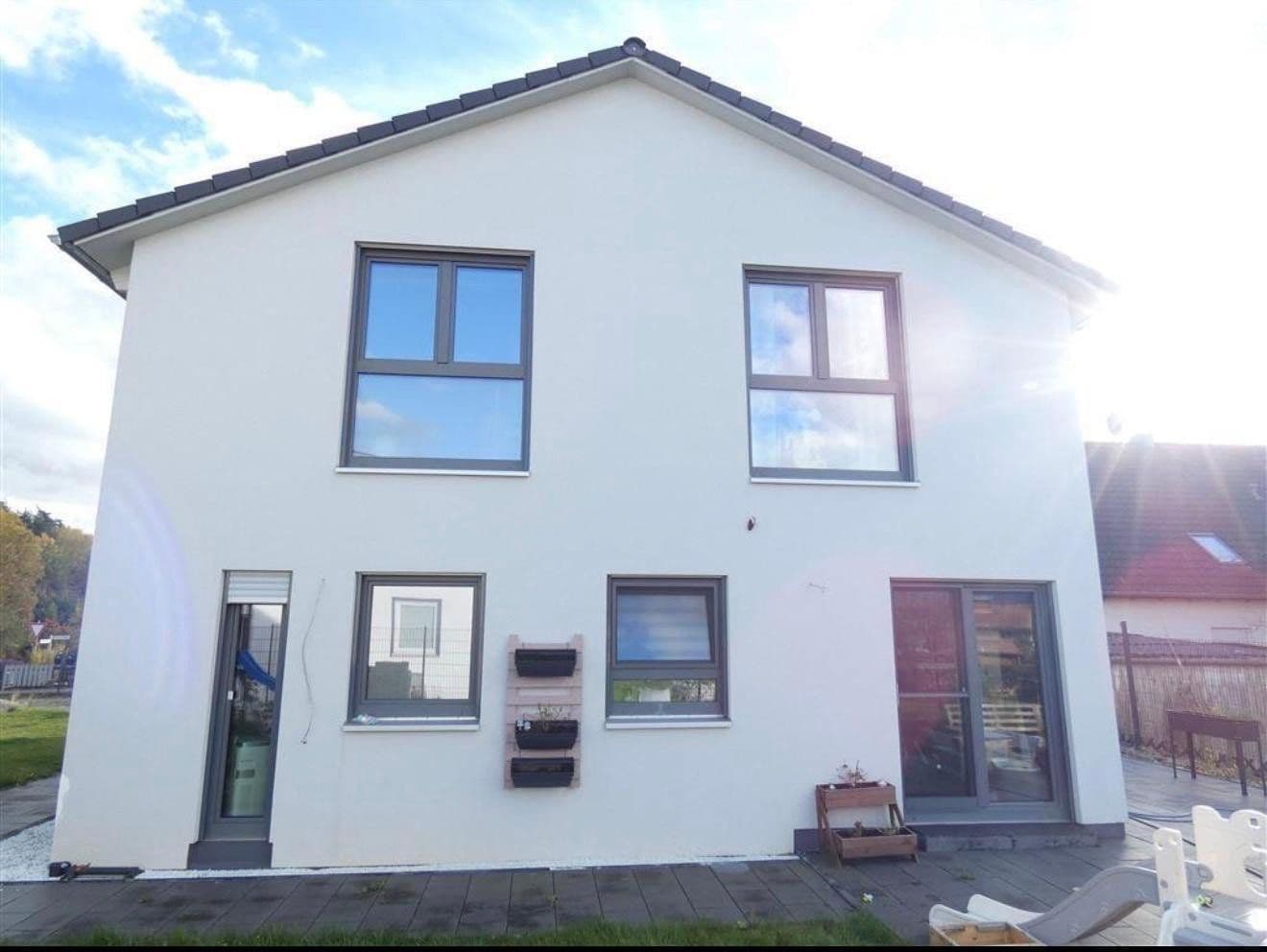 Prodej domu 193 m², pozemek 563 m², Raphaelstraße 1a, Dentlein am Forst, Bavorsko Prodej domu 193 m², pozemek 563 m², Raphaelstraße 1a, Dentlein am Forst, Bavorsko