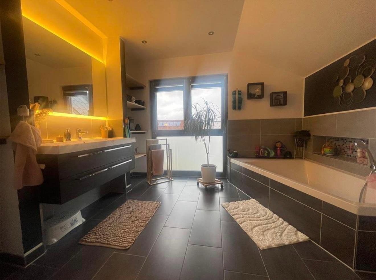 Prodej domu 193 m², pozemek 563 m², Raphaelstraße 1a, Dentlein am Forst, Bavorsko Prodej domu 193 m², pozemek 563 m², Raphaelstraße 1a, Dentlein am Forst, Bavorsko