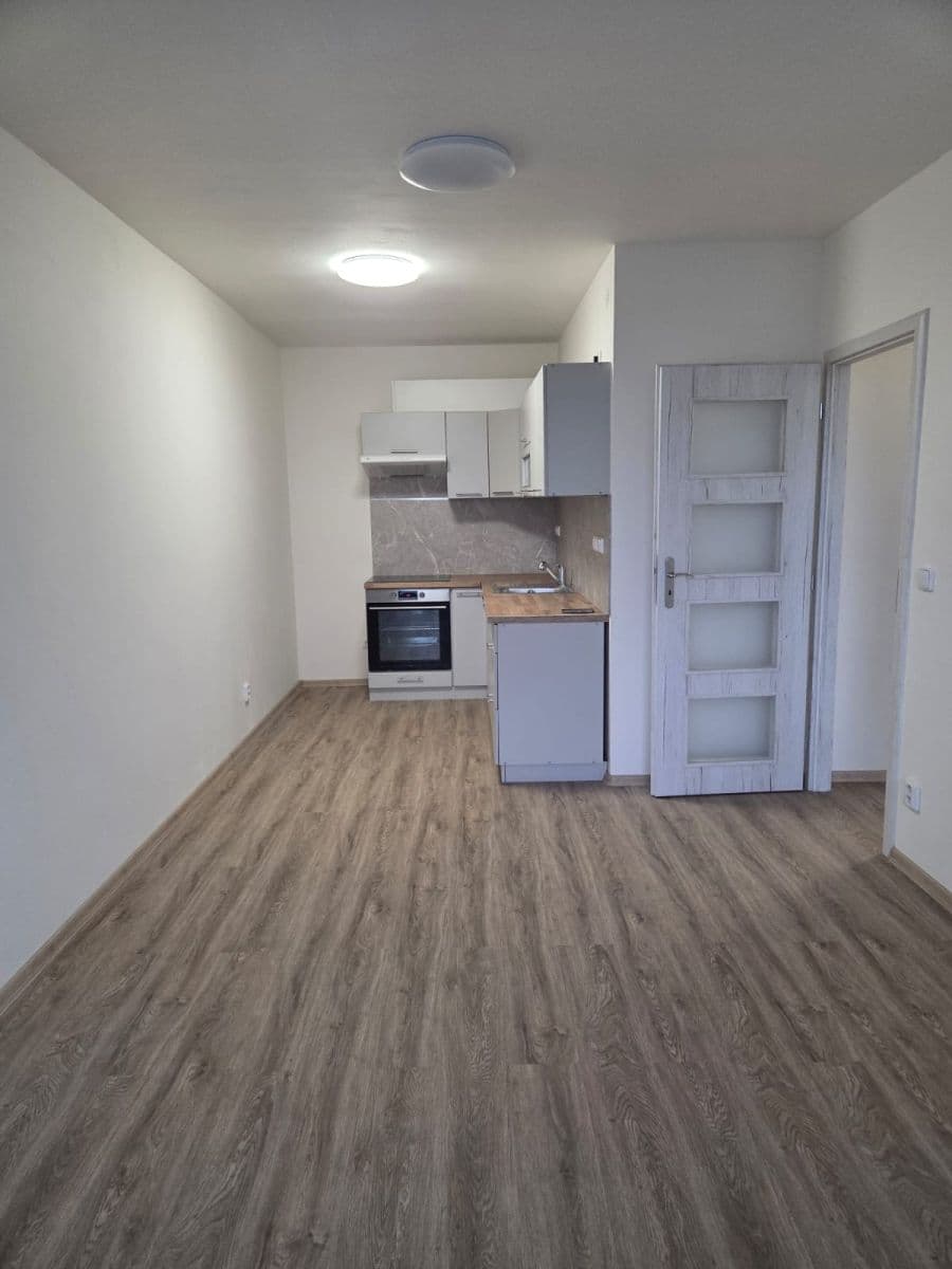 Pronájem bytu 2+kk 40 m², Jerevanská, Kladno, Středočeský kraj Pronájem bytu 2+kk 40 m², Jerevanská, Kladno, Středočeský kraj