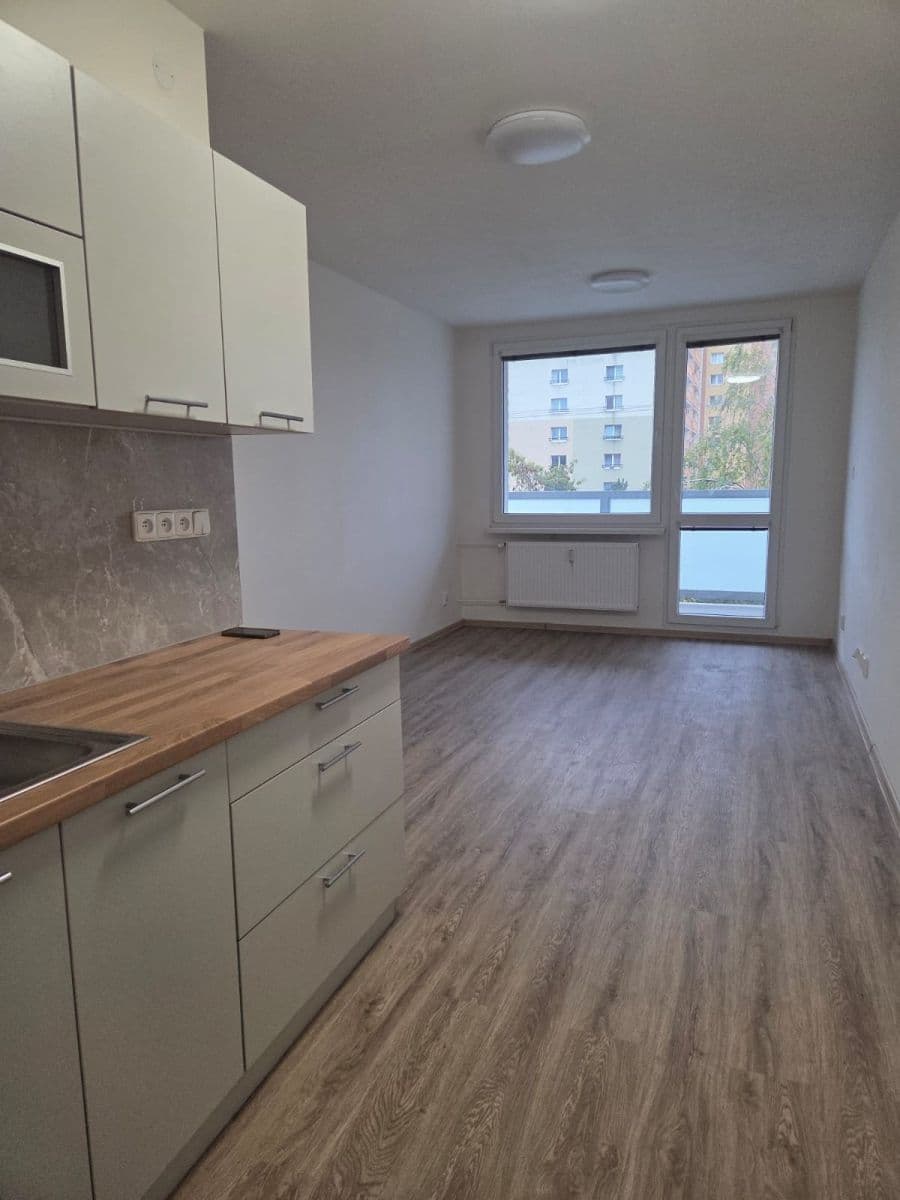 Pronájem bytu 2+kk 40 m², Jerevanská, Kladno, Středočeský kraj Pronájem bytu 2+kk 40 m², Jerevanská, Kladno, Středočeský kraj