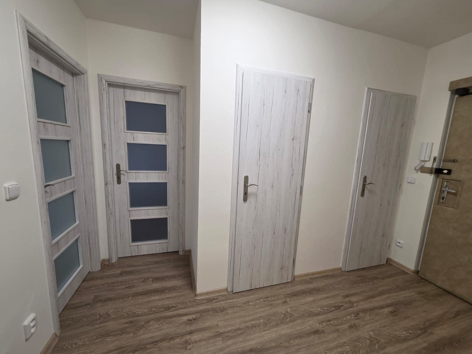 Pronájem bytu 2+kk 40 m², Jerevanská, Kladno, Středočeský kraj Pronájem bytu 2+kk 40 m², Jerevanská, Kladno, Středočeský kraj