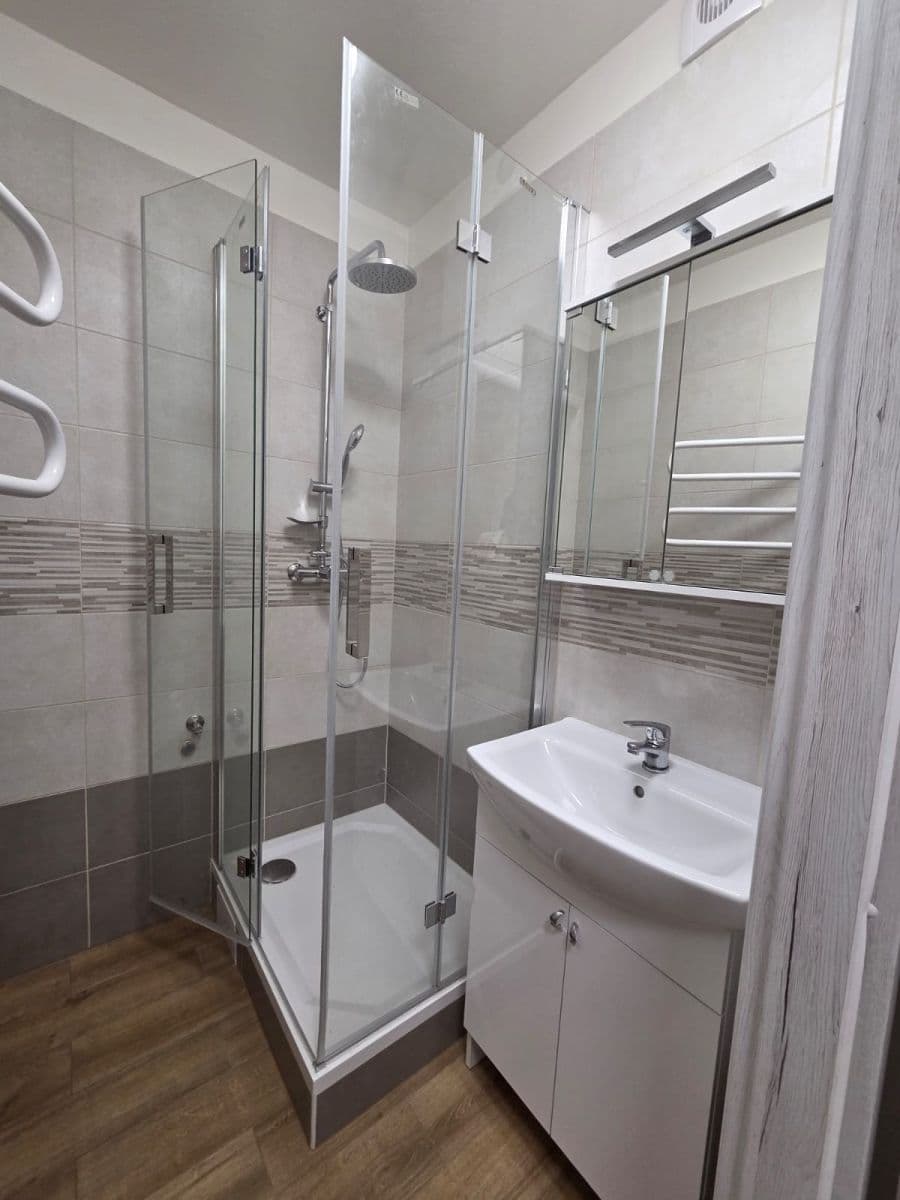 Pronájem bytu 2+kk 40 m², Jerevanská, Kladno, Středočeský kraj Pronájem bytu 2+kk 40 m², Jerevanská, Kladno, Středočeský kraj