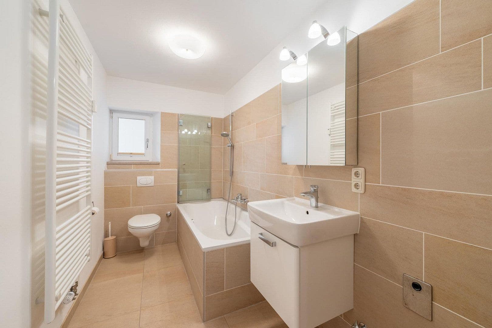 Pronájem bytu 2+1 58 m², Lenzfriederstrasse, München, Bavorsko Pronájem bytu 2+1 58 m², Lenzfriederstrasse, München, Bavorsko