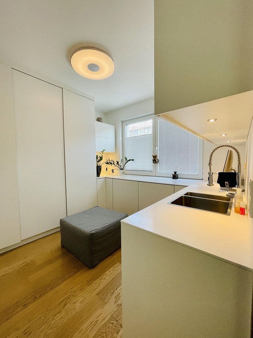 Pronájem bytu 5+1 224 m², Düsseldorf, Severní Porýní-Vestfálsko Pronájem bytu 5+1 224 m², Düsseldorf, Severní Porýní-Vestfálsko