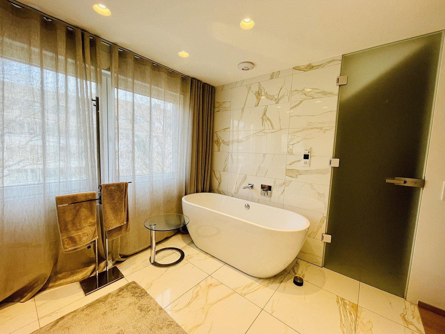 Pronájem bytu 5+1 224 m², Düsseldorf, Severní Porýní-Vestfálsko Pronájem bytu 5+1 224 m², Düsseldorf, Severní Porýní-Vestfálsko