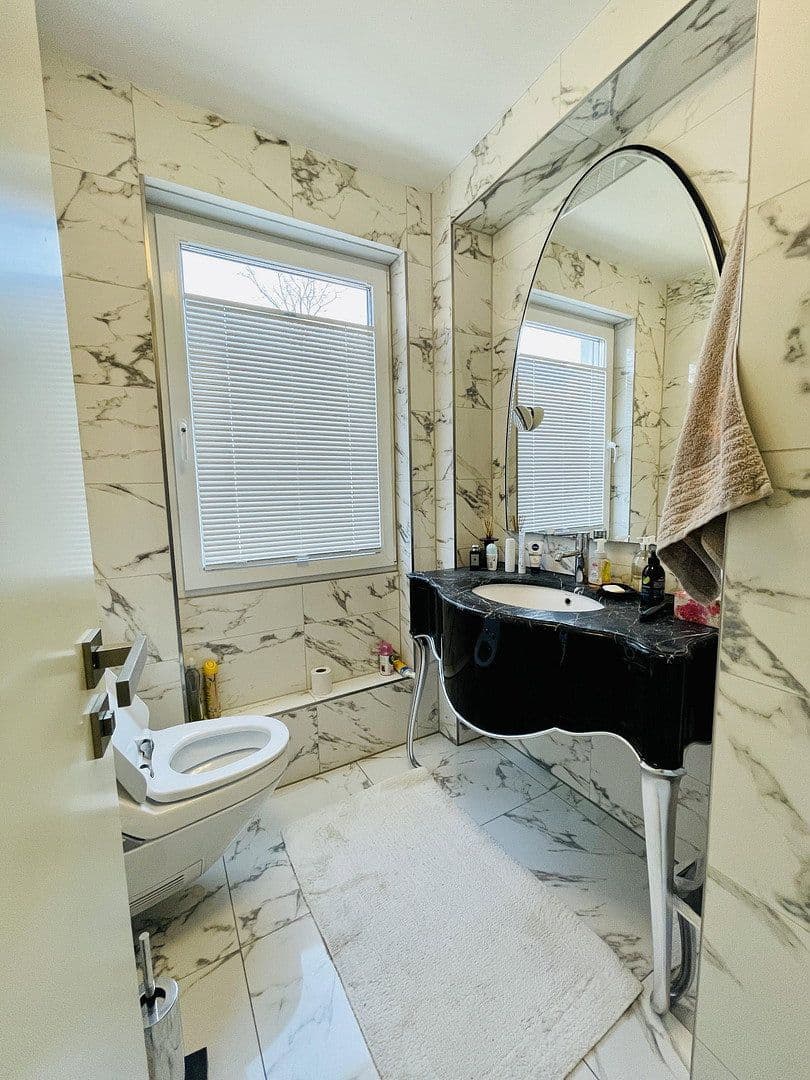 Pronájem bytu 5+1 224 m², Düsseldorf, Severní Porýní-Vestfálsko Pronájem bytu 5+1 224 m², Düsseldorf, Severní Porýní-Vestfálsko